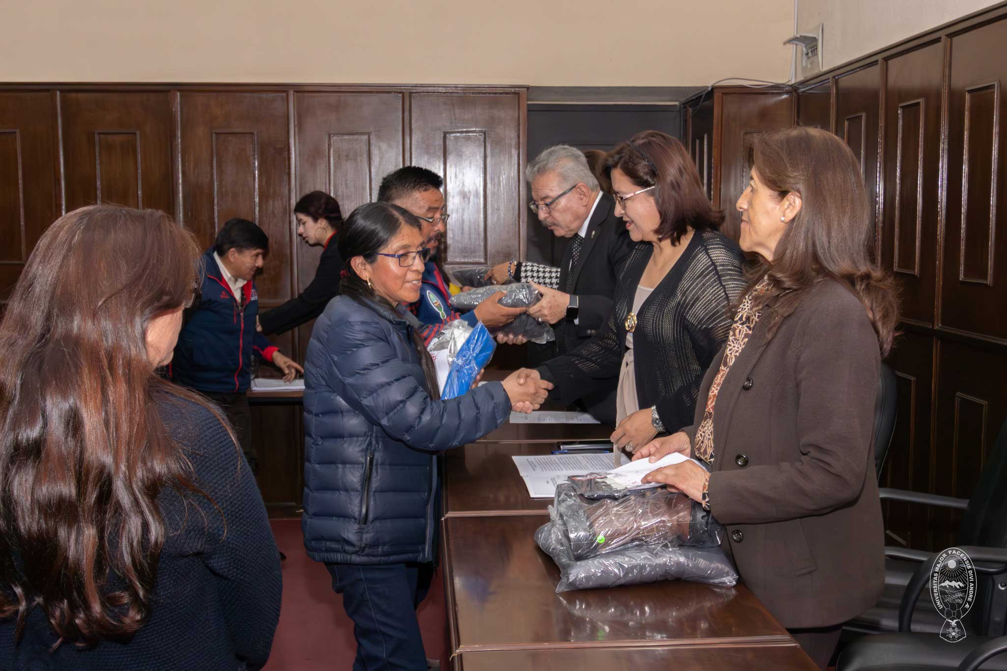 Entrega oficial de ropa de trabajo al personal administrativo y de servicio de la Universidad Mayor de San Andrés